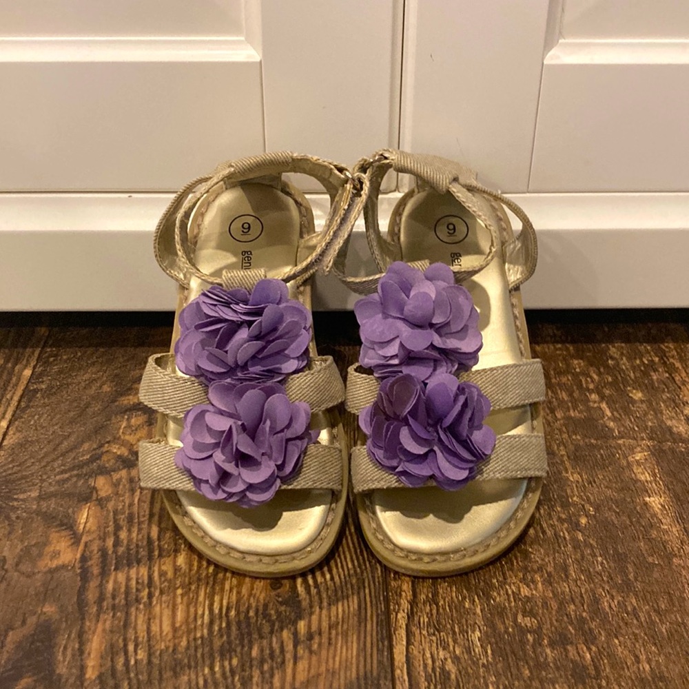 Genuine kids from OshKosh size 9 toddler girl summer sandals lavender & gold
